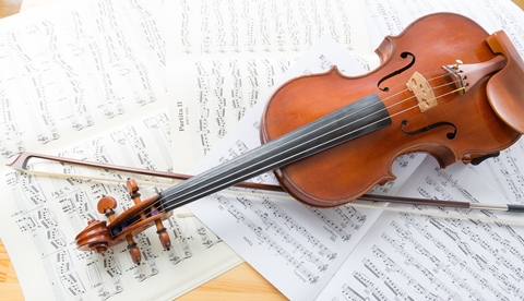 楽譜とヴァイオリン本文.jpg